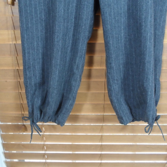 Gap Gray/White Pin Stripe Drawstring Capri Pants - Picture 2 of 8